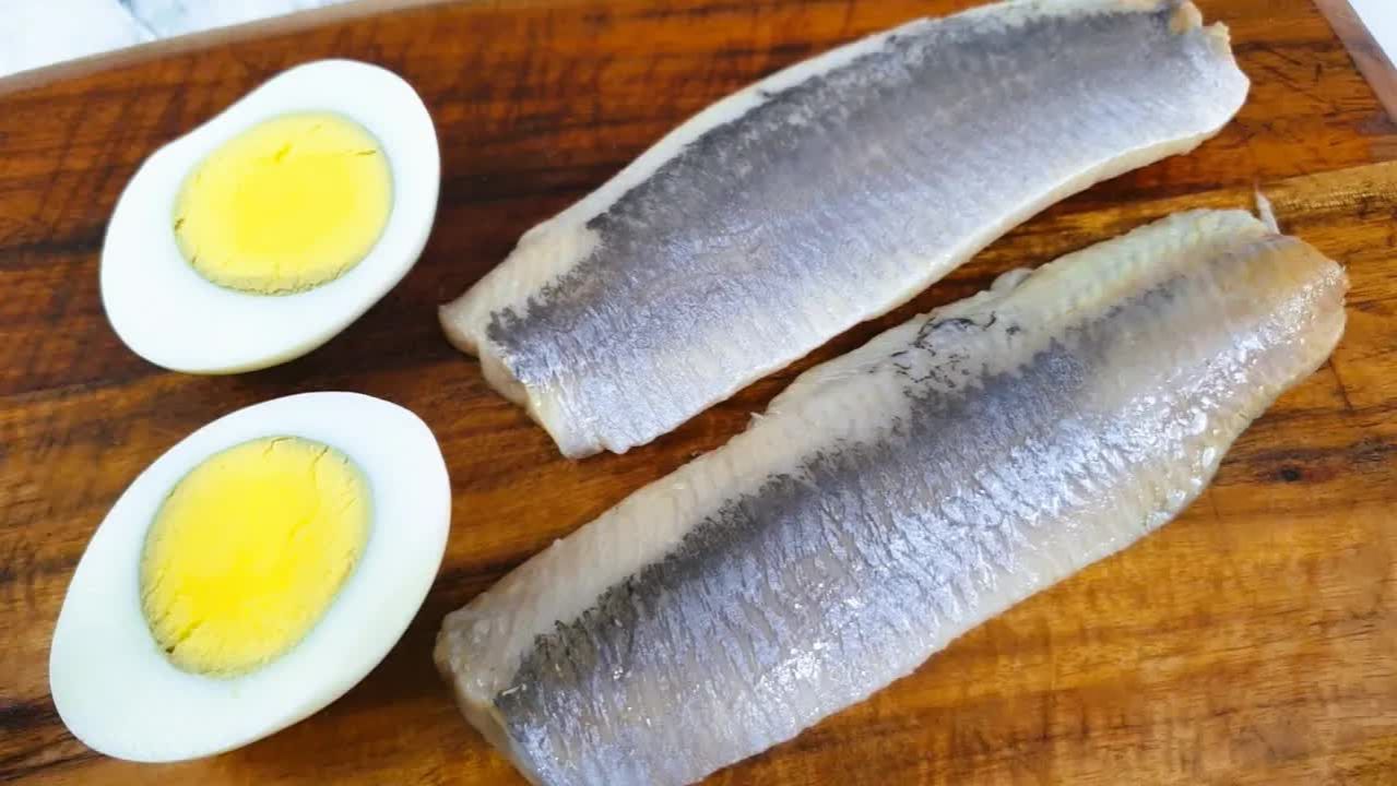 Я влюбилась в этот салат! Вкусный салат с селёдкой и 2 яйцами. Быстро и просто