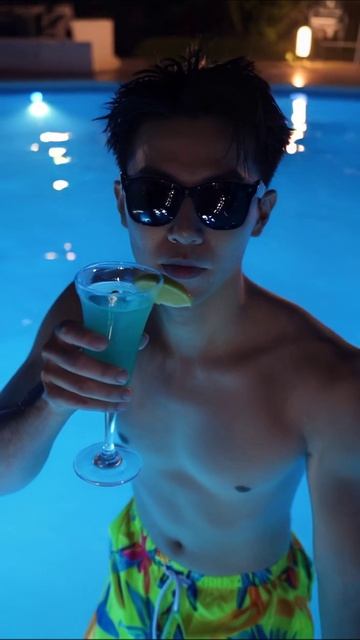 Отдыхаем у бассейна с коктейлем! #лето #отдых #бассеин