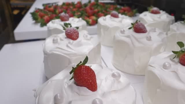 01 • Популярный корейский клубничный торт • Корейская уличная еда • АСМР