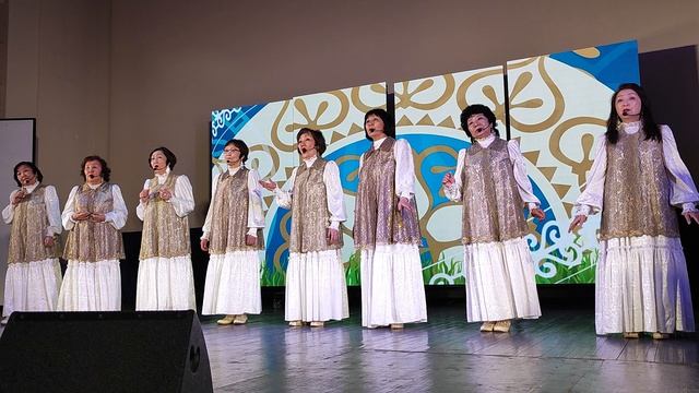 Ийэм эппит тыллара. Толорор Кыыллаах Арыы кыргыттара ансаамбыл