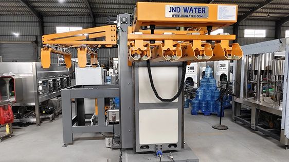 Роторный укладчик-паллетизатор 19-литровых бутылей с автоподачей паллет и межрядных прокладок.