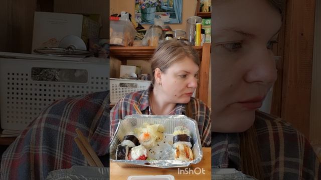 Мукбанг. Второй заход с роллами, мне нравятся даже вчерашние😃