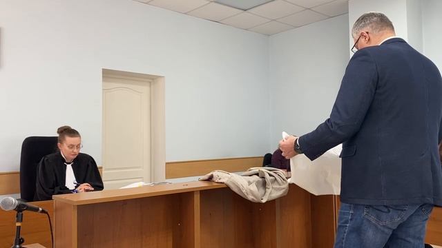 Представитель потерпевшего просил суд приобщить к делу окровавленную одежду