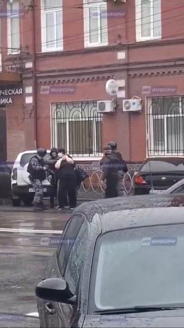 Вооружённый ножом мужчина напал на сотрудницу букмекерской конторы на улице Кирова во Владикавказе.