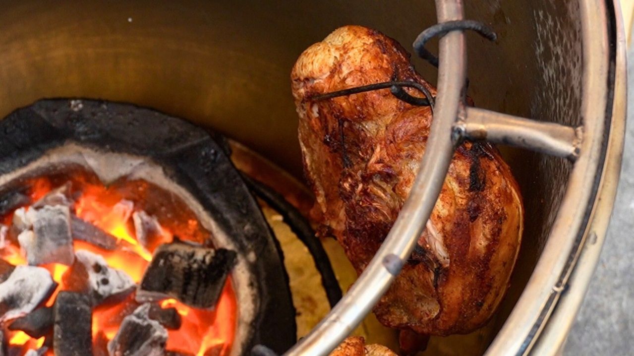 Шеф-повар азиатской кухни приготовил на гриле 100 жареных цыплят на углях - Тайская уличная еда