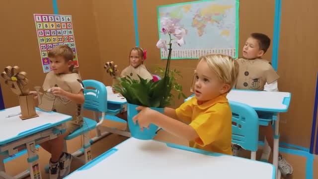 Дети и весёлые приключения в картонной школе