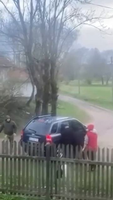 Людоловы бьют ухилянта ногами на Львовщине 2