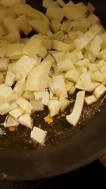 как правильно жарить картошку с тушенкой