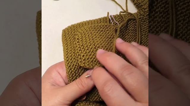 Пришиваем вязаный карман.