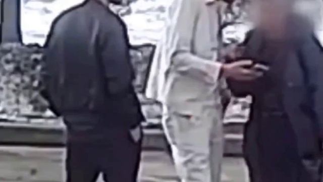 В Лосиноостровском районе Москвы. 
Молодые люди, подведом заблудившимся в большом городе, спрашивали