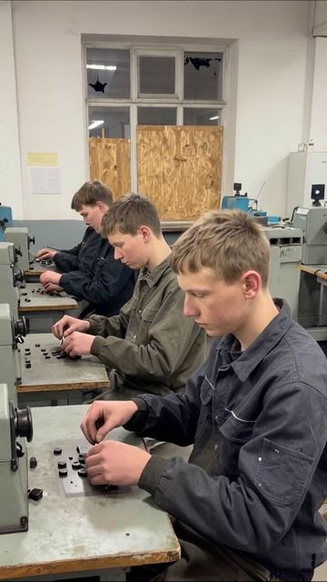 Рутинная жизнь в серых стенах: шаг к безысходности #работа #будущее #тоска