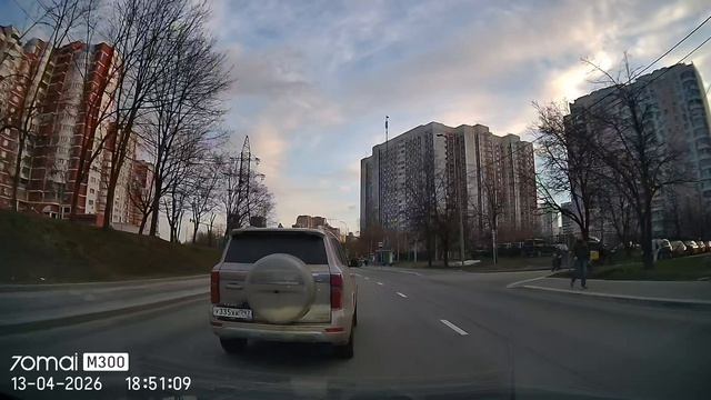 TANK 500 У335ХК797
Перестроение без поворотника,  в зеркала не смотрит.