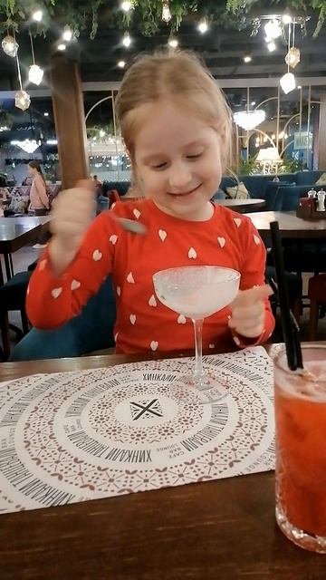 Пришли с мамой в кафе