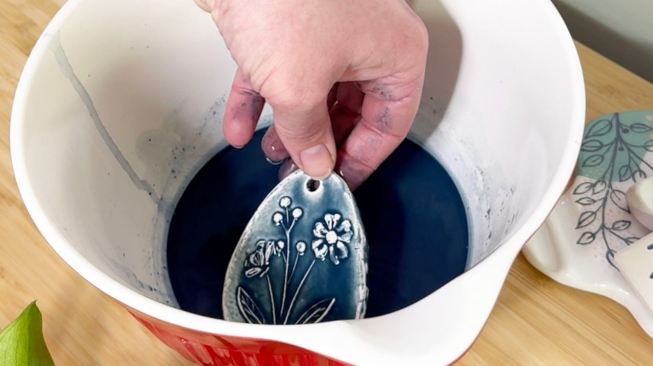 Техника воскового резиста на самозатвердевающей глине с обычной свечой