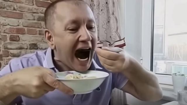 ссаня кормит таню просрочкой из светофора