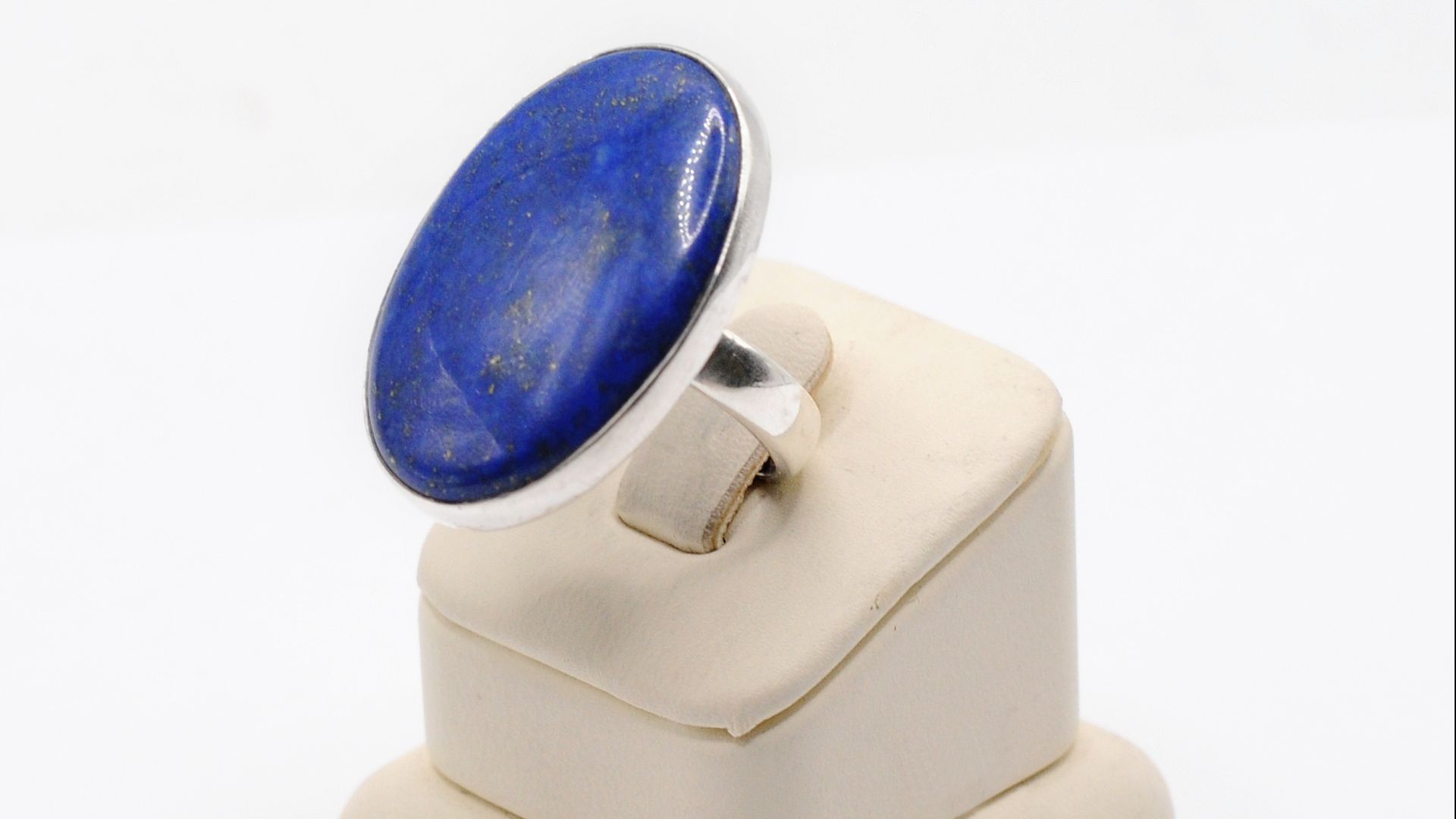 Кольцо Лазурит (Афганистан) с включениями пирита.