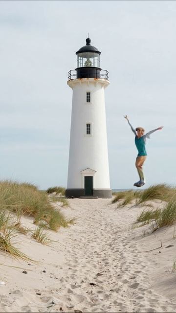 Маяк на берегу океана: красивый вид и спокойствие природы #маяк #природа #океан