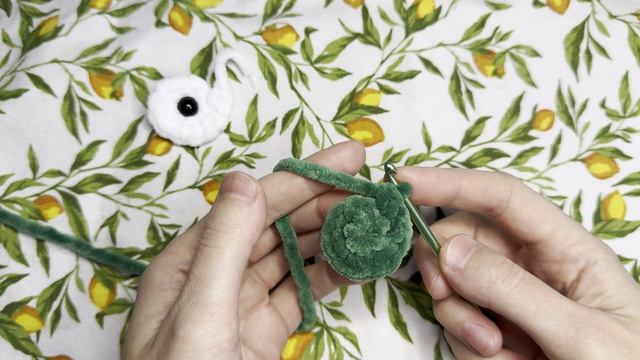 Вяжем глазки для лягушонка (часть 4)