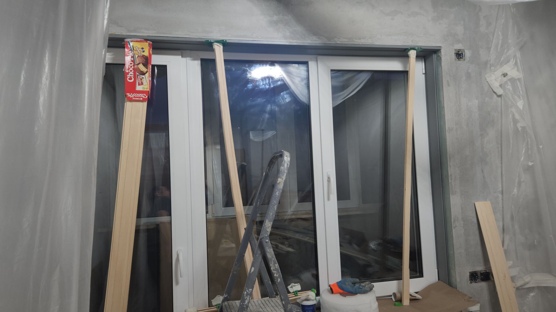 Монтаж клеем Titebond безуголкового узкого верхнего деревянного откоса лофт 🪟 🪵