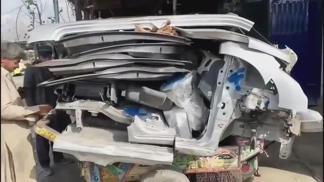 Пакистанские мастера сварили японскую легковушку из  мелких кусков. Распил-автохлам