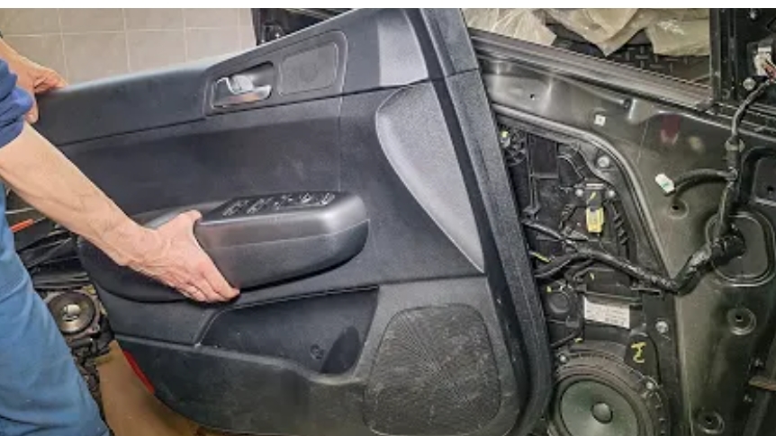 Как снять обшивку передней двери Kia Sportage 4 QL (2016-2021)