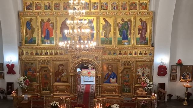 Вечерня и Утреня Светлого Вторник с каноном Пасхи.