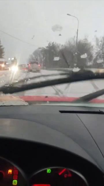 Сочи накрыло снегом и засыпало градом. 

Утром южане были поражены — зима внезапно вернулась