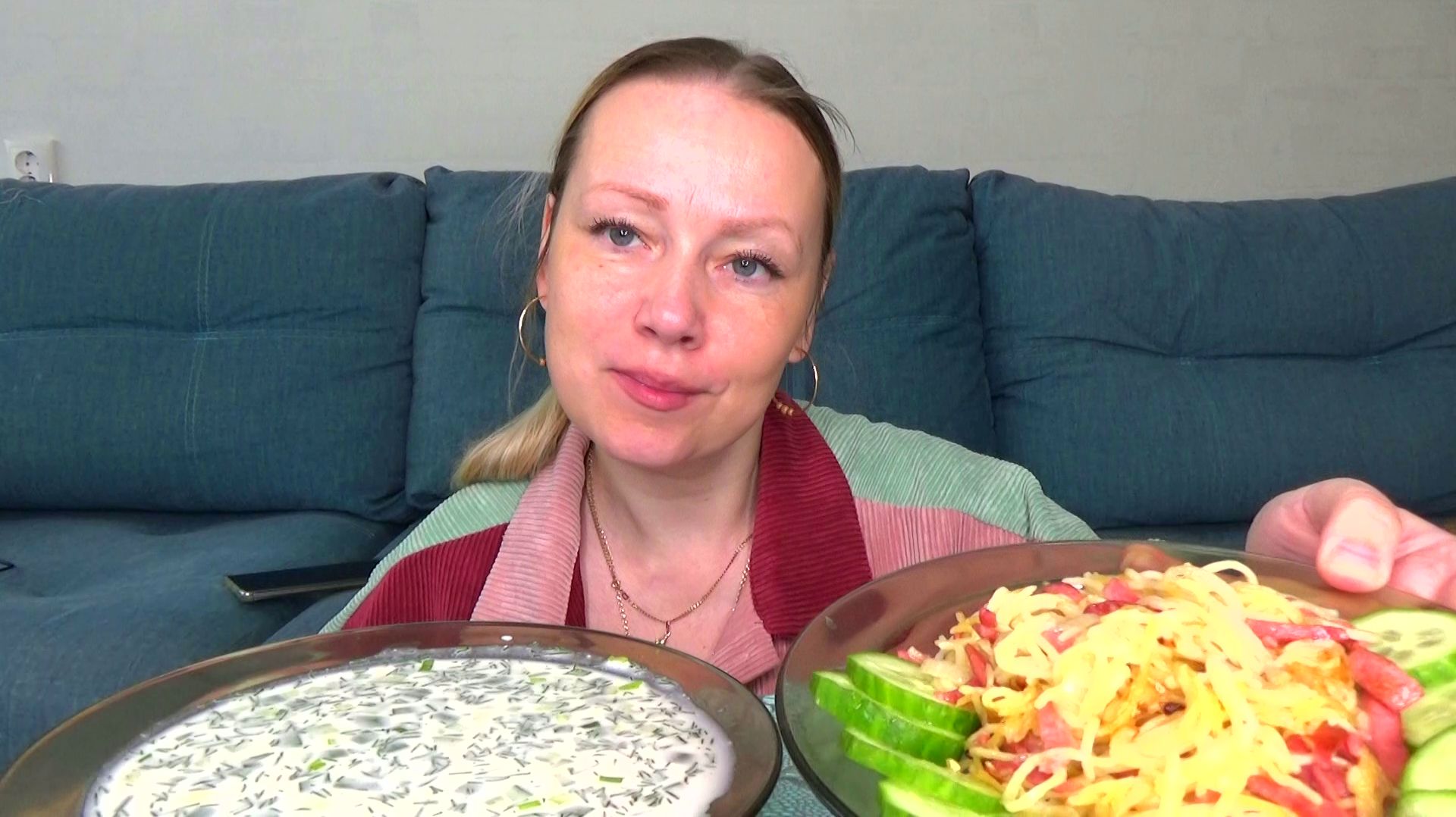 Мукбанг от Яновны Окрошка на кефире, макароны с жареной колбасой.Еда вкуснота.