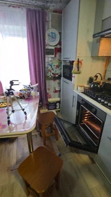 У нас гости, девочки принесли скумбрию 😋 Катюшу подняли, будем пить чай 🍵