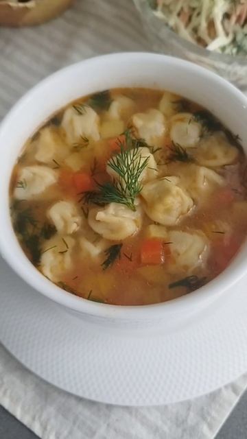 Обед из ароматного супа с мини-пельменями и свежего овощного салата