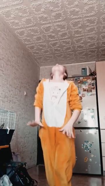 пыталась повторить танец:((  