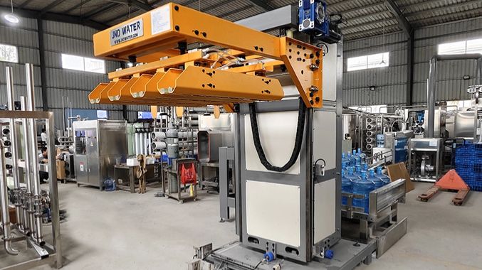 Роторный укладчик-паллетизатор 19-литровых бутылей с автоподачей паллет и межрядных прокладок.