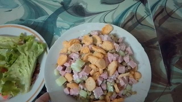 Салат с горошком и колбасой.