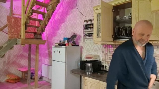 Кто рано встаёт, тому Бог подаёт! Игорек готовит мне завтрак.#модницаогородница #оляигорек