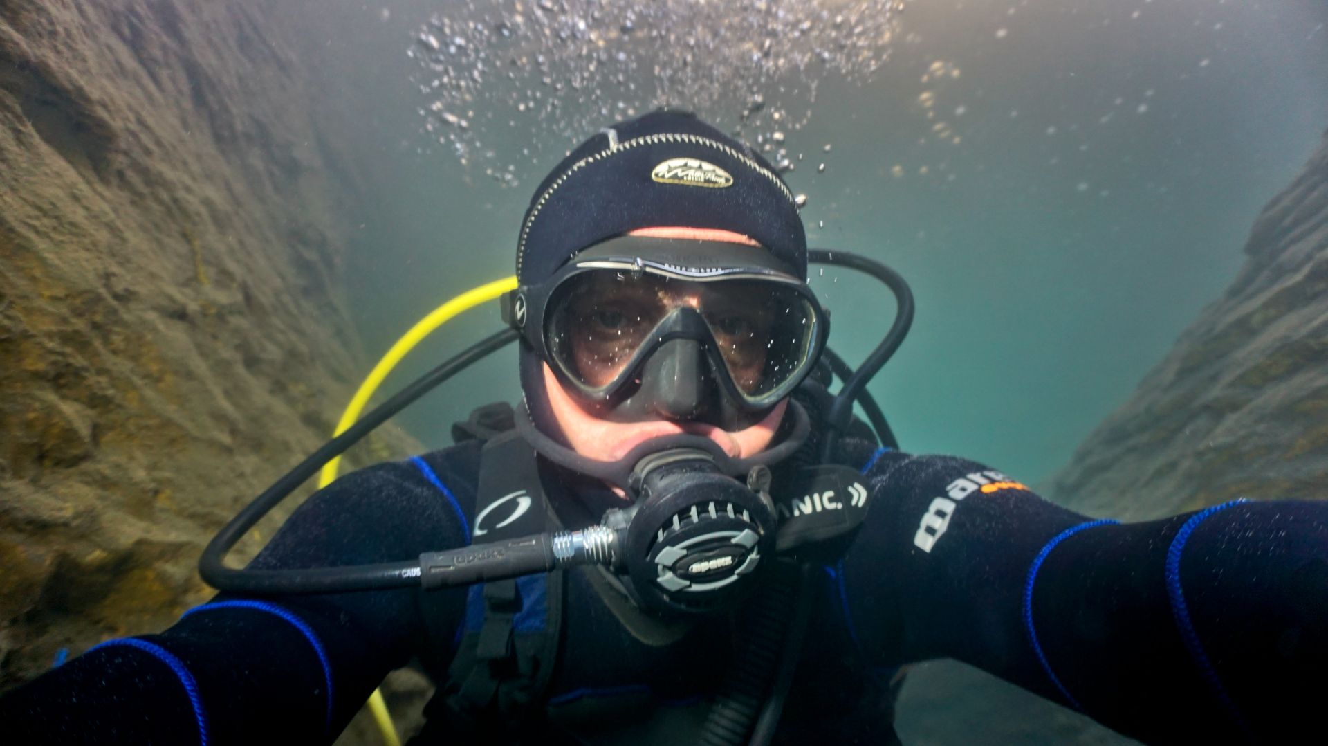 Под водой горной реки Белой.Республика Адыгея.