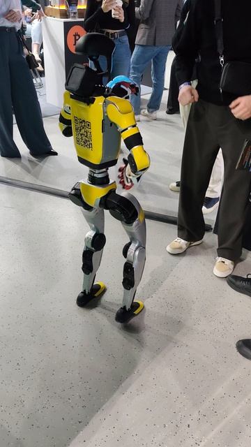 Робот Володя на 8-м CryptoSummit 2026