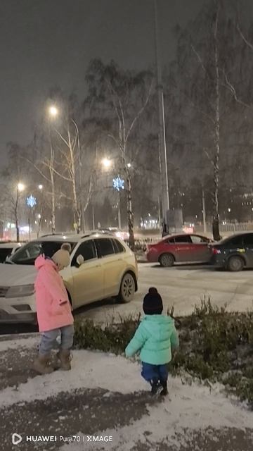 Дети рады снегу