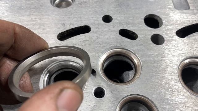 Причина просадки седла клапана, износ напр. втулки клапана. Двигатель СRTC14 Ford Transit 2.2 TDCi