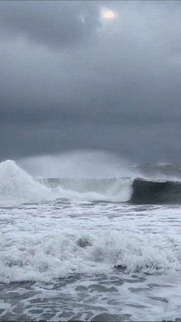 Волны бурного моря под облачным небом #природа #море #пейзаж