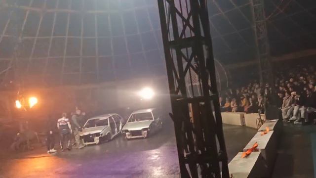 Проезд через две легковушки. Нитро Цирк Руслана Усеинова  Гастроли в г  Тула  2026 г .