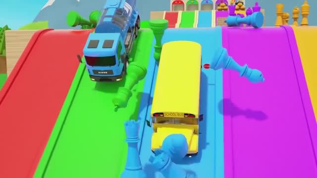 Мультики для детей Веселая трасса разных цветов Футбольные мячи-сюрприз для покраски автомобиля