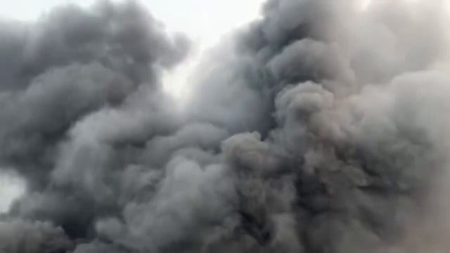 🔥  Мощный пожар вспыхнул на парковке китайской компании по производству электромобилей BYD