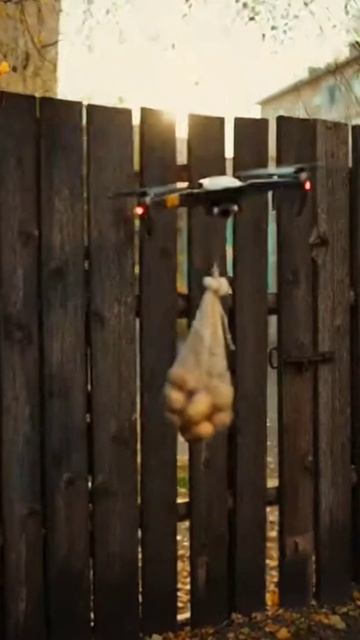 Доставка 2026: кибер-бабушка и летающий беспилотник 🥔🚁
#бабушка #бабуля #бабка #юмор #смешноевидео #