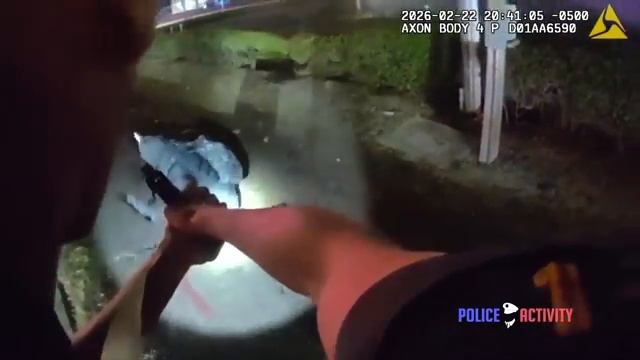 Полицейский застрелил вооруженного подозреваемого в краже, электрошокер не сработал.