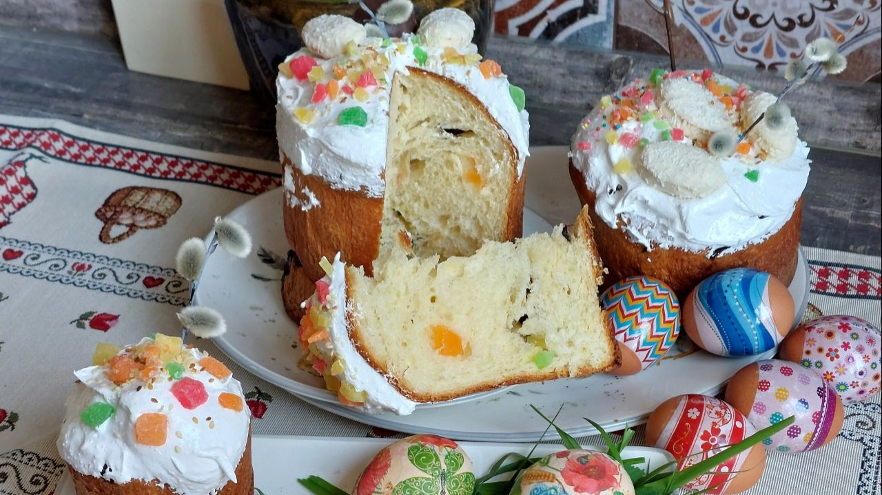 Праздничные куличи и кольцо для пасхального стола. Традициям верны.