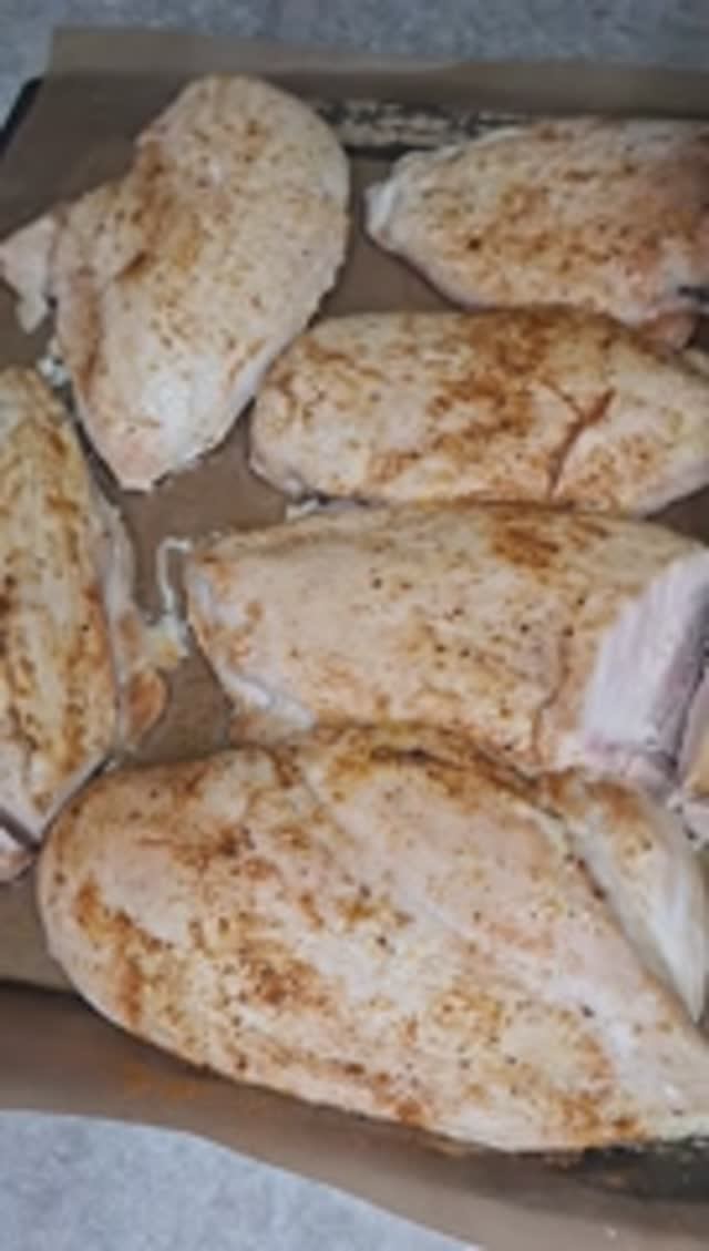 Не ВАРИТЕ курицу для салата! так будет вкуснее!