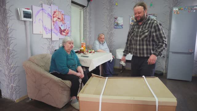 Заплакал от радости Что подарили безработному мужчине неравнодушные люди ПОДВАЛ ИЛЬИЧА