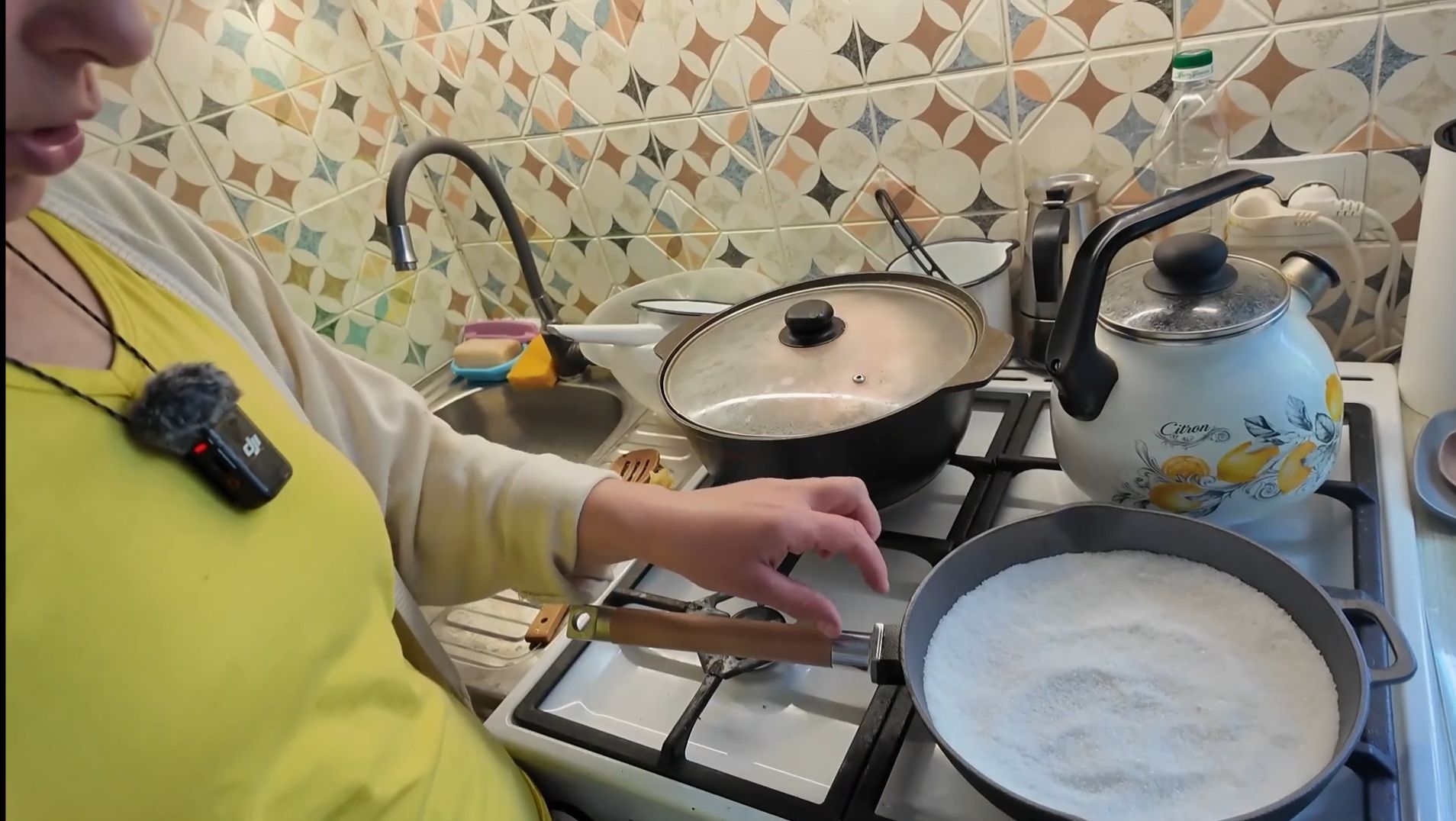 Не внушает доверия, боюсь! Прокалила вок и новую сковороду. Просепарировала молоко