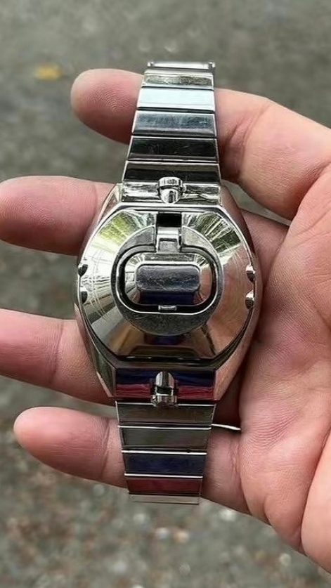 Часы Tokima Robot Watch, выпущенные компанией Bandai в 1983 году