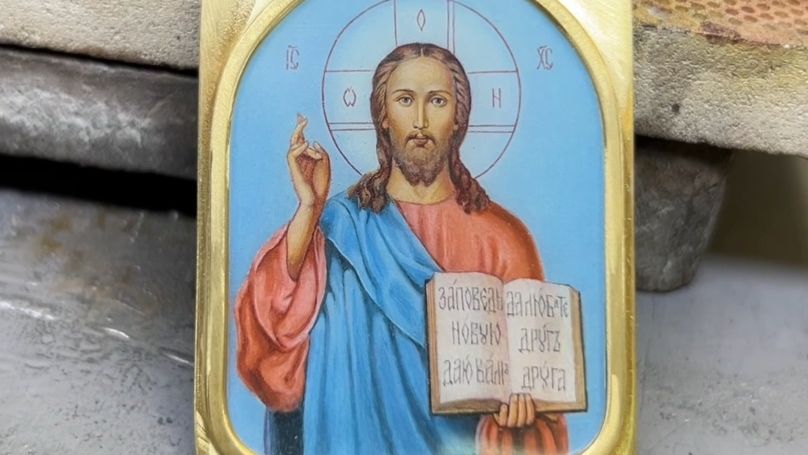 Нательная иконка из золота с эмалью